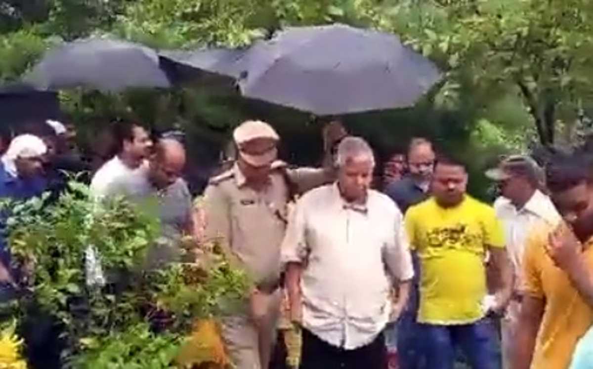 राजद अध्यक्ष लालू प्रसाद को छाता लगाए डीएसपी का वीडियो वायरल, भाजपा ने नीतीश से पूछे सवाल